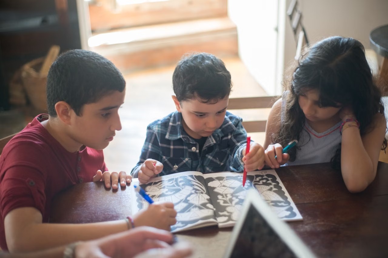 Lembar tabel jadwal belajar anak berstiker bintang tanda selesai latihan singkat.