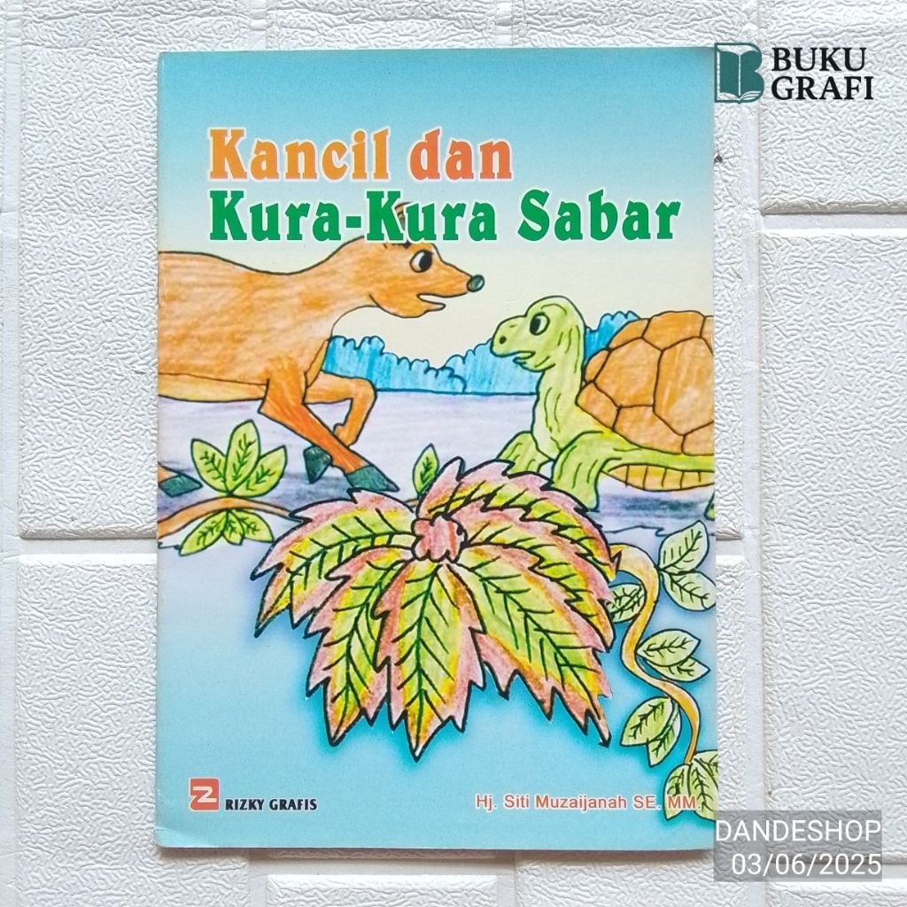 Ilustrasi hewan kancil dan kura-kura menyeberangi jembatan bambu di hutan tropis.