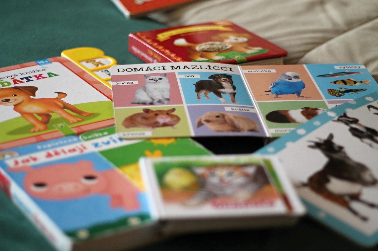 Buku board book tebal dengan ilustrasi binatang warna kontras dan teks berima pendek.