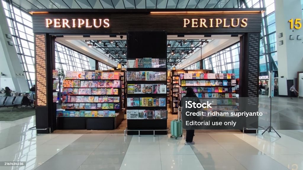 Fasad toko Periplus dengan display buku best-seller The New York Times di meja display depan.