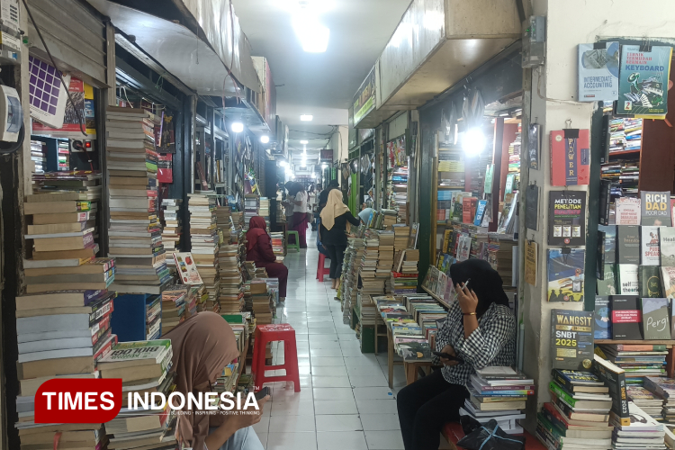 Suasana deretan kios buku di Jalan Wilis Malang dengan tumpukan majalah antik dan novel sastra.